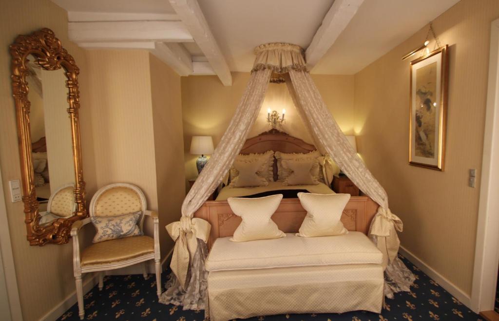 Store Restrup Manor House Стая снимка